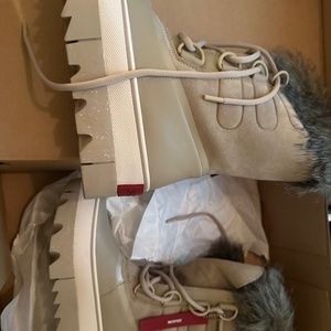 New never worn women’s Sorel winter boots